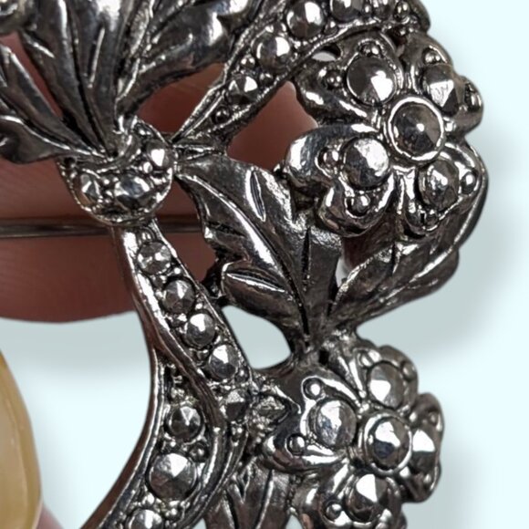 V. Avon "Romantic Renaissance" Faux Pearl Brooch - Picture 4 of 7